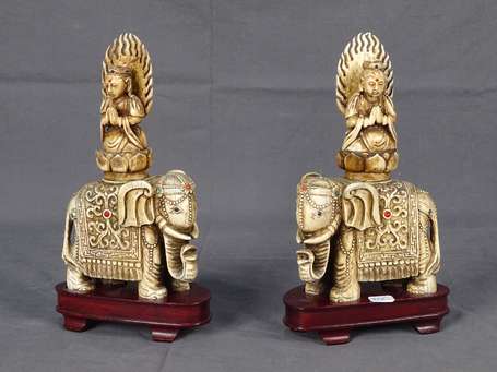 INDE Eléphant portant une figure de Bouddha Deux 