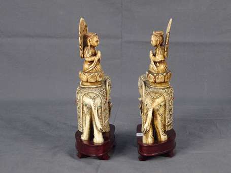 INDE Eléphant portant une figure de Bouddha Deux 
