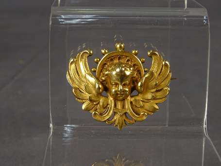 Broche en or jaune 750°/°°° elle est ornée d'un 