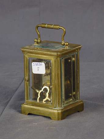 Pendule d'officier à cage de bronze. H. 10,5 cm