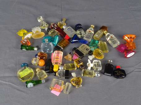 Divers parfumeurs environ 40 miniatures à parfum 