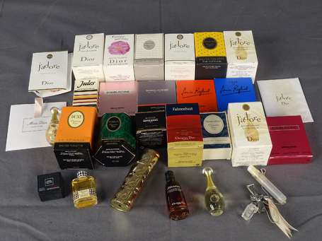 Divers parfumeurs environ 24 miniatures à parfum 