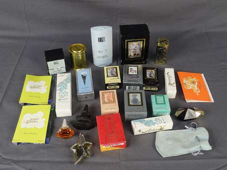 Salvador Dali et divers 23 miniatures à parfum 