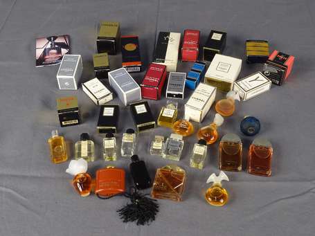 Divers parfumeur environ 35 miniatures )à parfums,