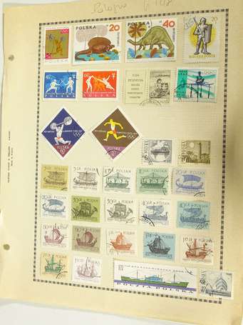 Dans un sac lot de 4 albums de timbres Monde et 