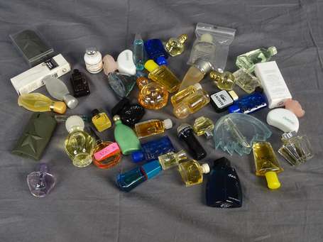 Divers parfumeurs environ 40 miniatures à parfum 