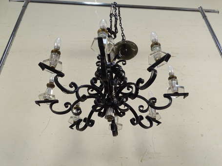 Lustre en fer forgé peint en noir, il présente 