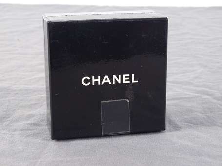 CHANEL - Broche rectangle à chassis de métal doré,