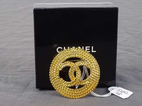 CHANEL - Broche ronde en métal doré, décor au 