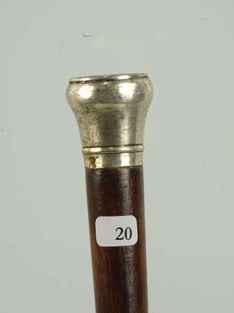 Canne jonc de bois teinté, le pommeau de métal 