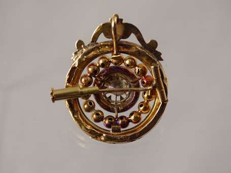 Broche pendentif en or 750°/°°°, elle est montée 