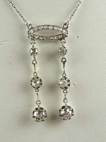 Collier négligé en or gris 750°/°°°, il porte par 