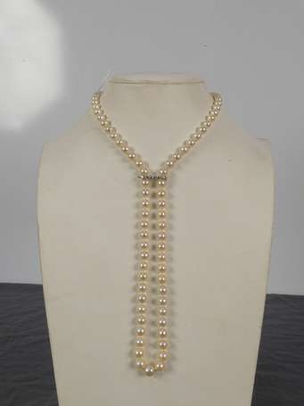 Collier de 81 perles montées en chute, chacune 