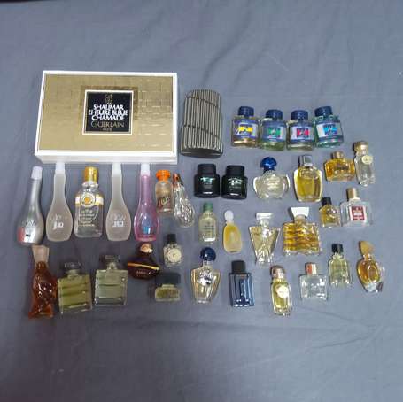 Lot d'environ 30 miniatures de parfums sans boite 