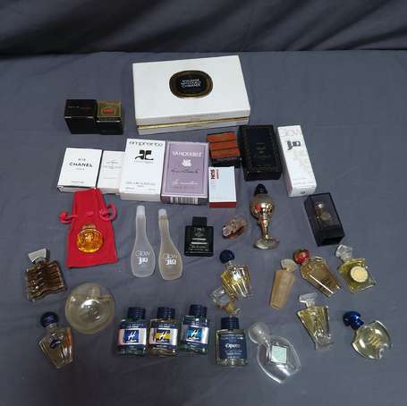 Lot d'environ 30 miniatures de parfums avec ou 