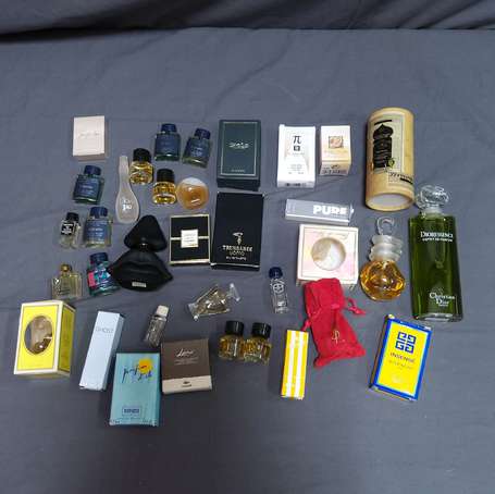 Lot d'environ 30 miniatures de parfums avec ou 