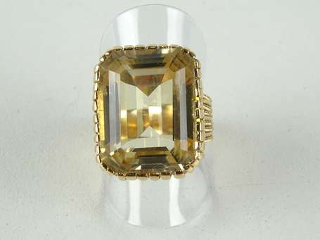 Bague en or (750°/°°°), elle est montée en cage 