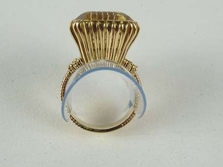 Bague en or (750°/°°°), elle est montée en cage 
