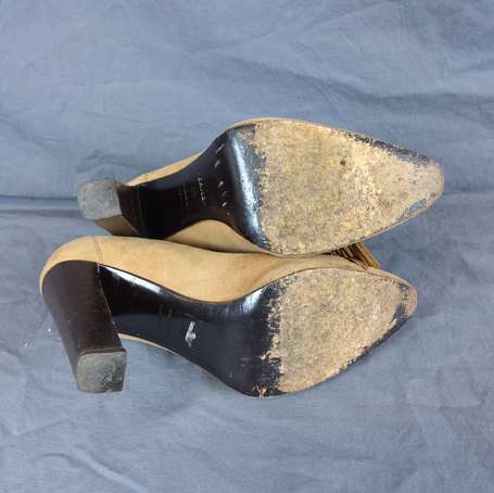 HERMES - Paire de Chaussures à talon en daim. P. 