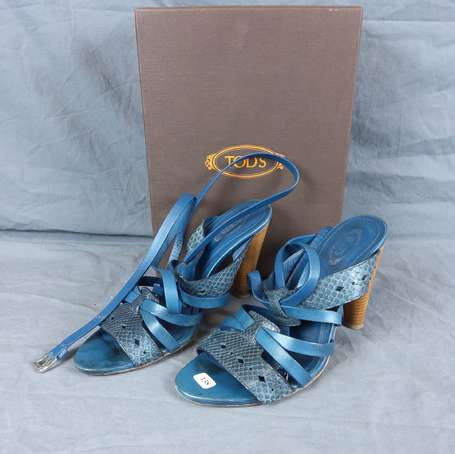 TOD'S - Paire de sandales cuir bleu. P. 38 1/2