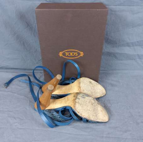 TOD'S - Paire de sandales cuir bleu. P. 38 1/2