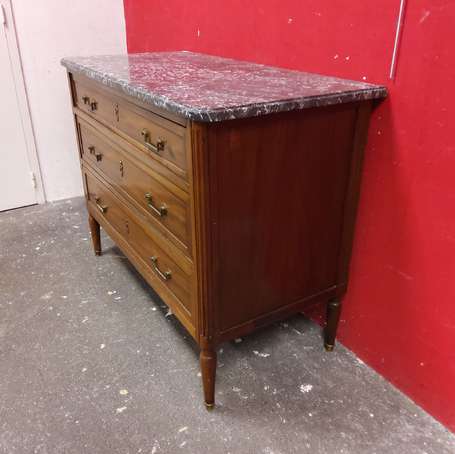 Commode en acajou, elle ouvre à trois tiroirs, à 