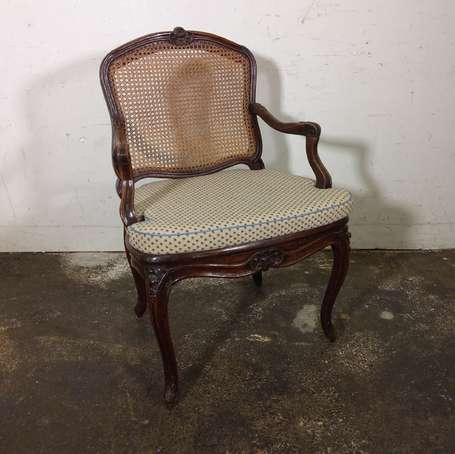 Fauteuil à dossier plat en bois naturel mouluré, 