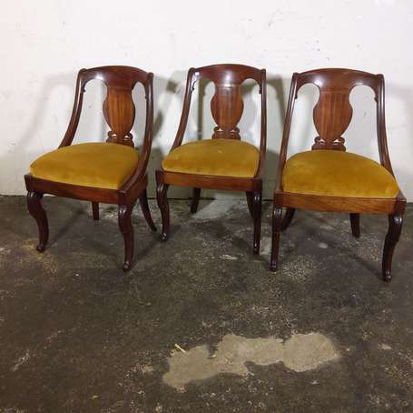 Trois chaises en gondole en acajou et placage 