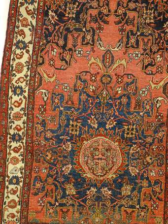 Tapis iranien en laine et coton. 197 x 124 cm 
