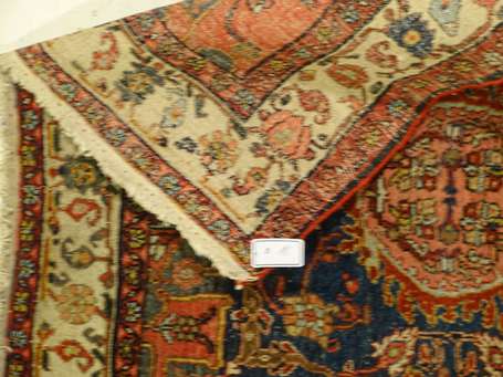 Tapis iranien en laine et coton. 197 x 124 cm 