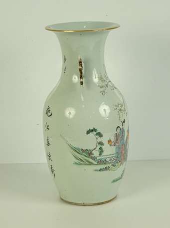 CHINE Vase balustre en porcelaine, décor 