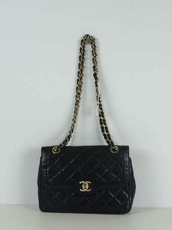 	CHANEL circa 1975 Sac 26cm en cuir agneau 