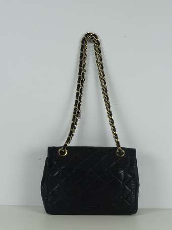 	CHANEL circa 1975 Sac 26cm en cuir agneau 