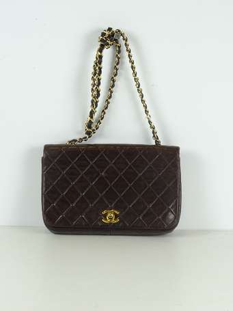 CHANEL Sac pochette en cuir agneau matelassé 