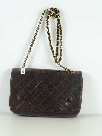 CHANEL Sac pochette en cuir agneau matelassé 