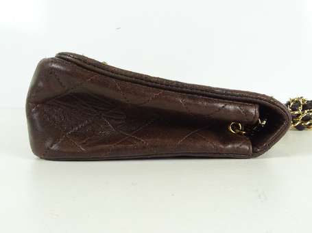 CHANEL Sac pochette en cuir agneau matelassé 