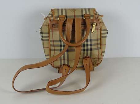 	BURBERRY. Sac à dos en toile enduite tartan et 