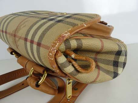 	BURBERRY. Sac à dos en toile enduite tartan et 