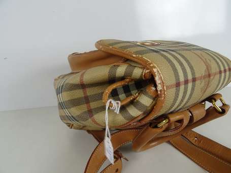 	BURBERRY. Sac à dos en toile enduite tartan et 