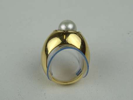 Bague en or jaune 750°/°°° montée d'une perle de 