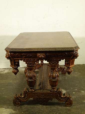 Table de milieu en chêne mouluré et sculpté de 