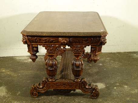 Table de milieu en chêne mouluré et sculpté de 