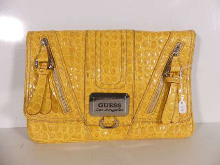 GUESS - Pochette en skaï jaune façon croco, deux 