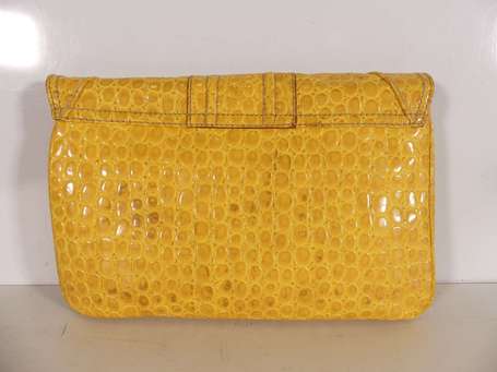 GUESS - Pochette en skaï jaune façon croco, deux 