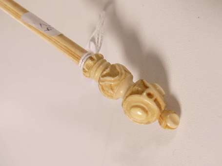 Ombrelle garnie de dentelle crème, le manche 