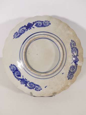 JAPON - Plat en porcelaine godronné à bord 