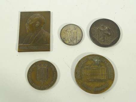 Lot de 4 médailles divers sujets + 1 plaquette. 