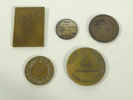 Lot de 4 médailles divers sujets + 1 plaquette. 