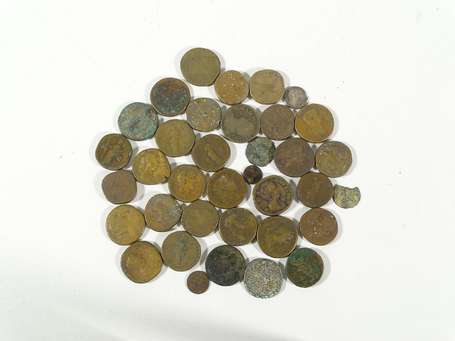 Lot de pièces en bronze dont romaine en l'état