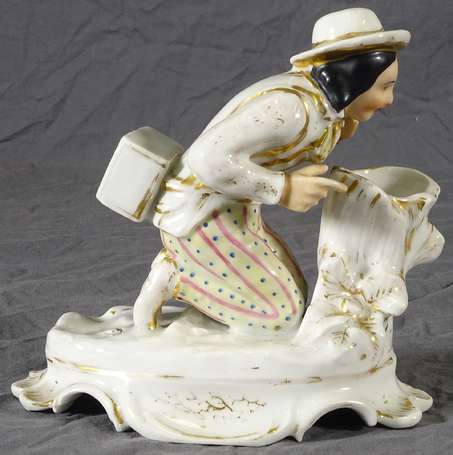 Encrier en porcelaine à décor polychrome et or 